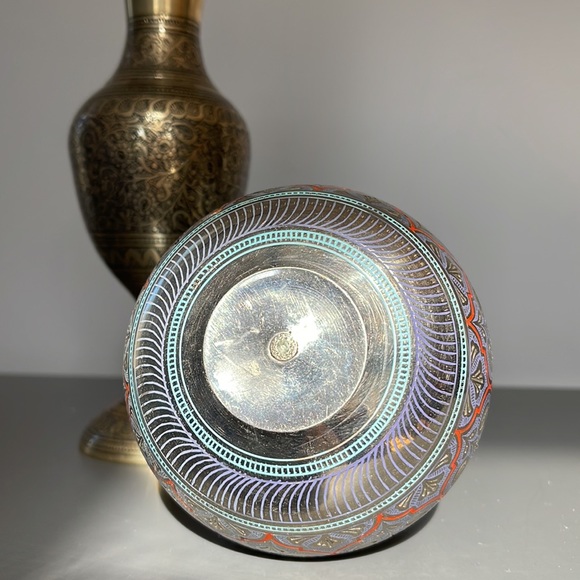 Pair of Vintage Indian Pedestal Bud Edged Brass Metal Vases - Picture 12 of 12